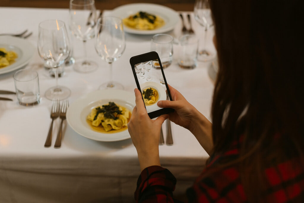 Attrarre clienti in un ristorante: 10 idee (+3 bonus) 1 attrarre clienti in un ristorante usando i social